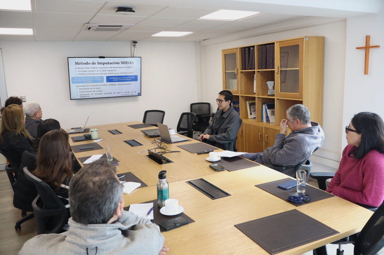 Adrián Alvizo expone en el cuarto seminario de investigación ENE PUCV