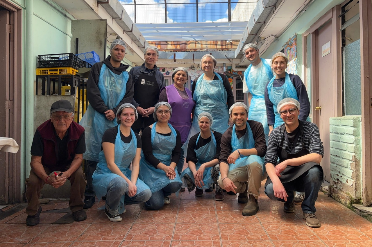 Escuela de Negocios y Economía PUCV participa en Comedor Solidario 421 por cuarta vez consecutiva
