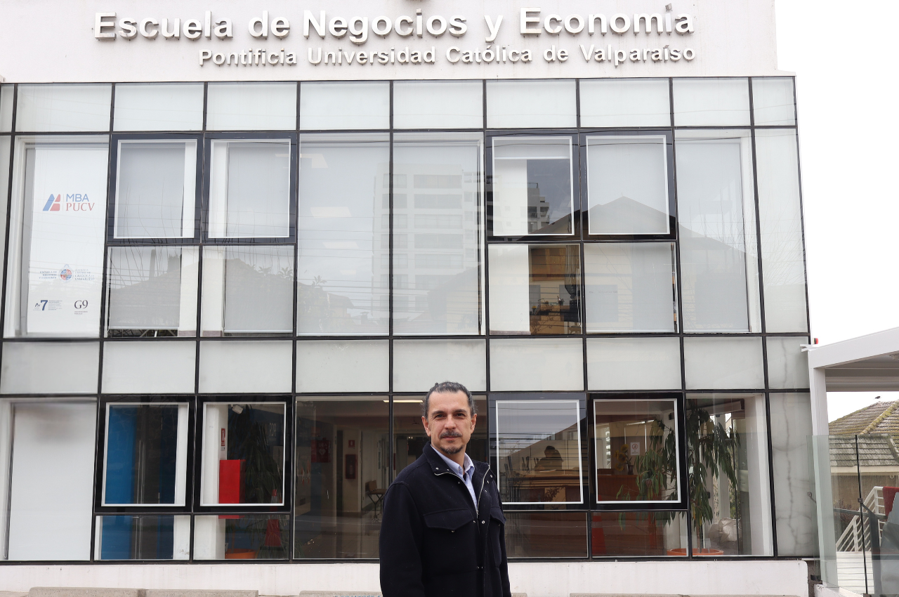 ENE Alumni | Cristóbal Almagia: “Debemos asumir con responsabilidad el impacto que los/as ingenieros/as comerciales tenemos en la sociedad”.