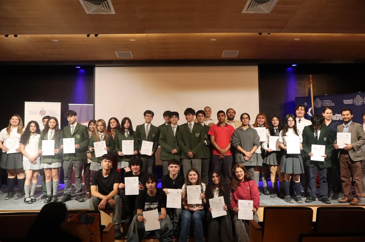 Equipo de Liceo Bicentenario de Viña del Mar es el ganador de concurso “Yo también puedo ser economista 2025”