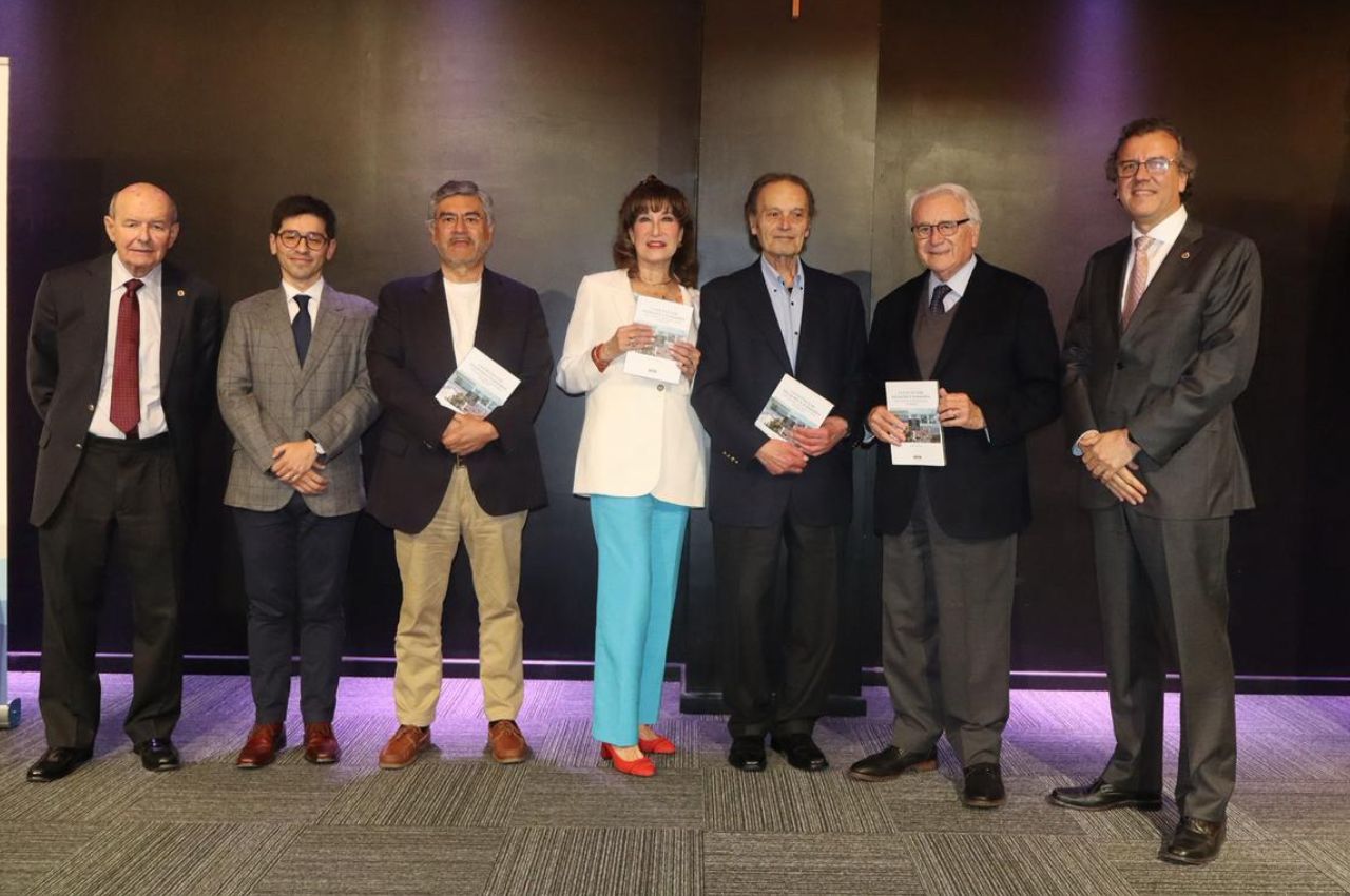 Escuela de Negocios y Economía lanza libro que conmemora sus 70 años de vida