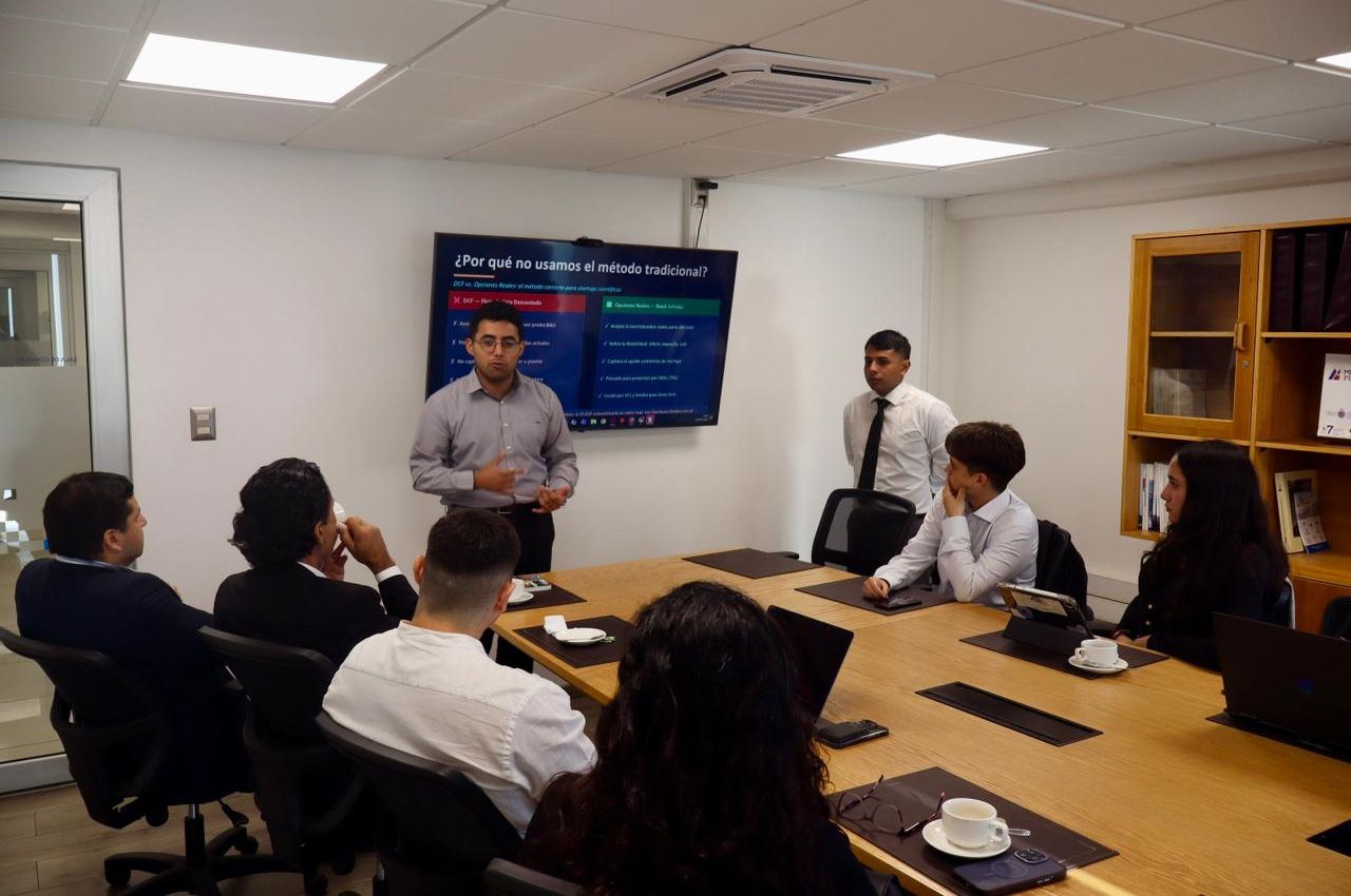 Estudiantes del Club de Finanzas PUCV presentan proyecto de valorización a empresa Nano TC
