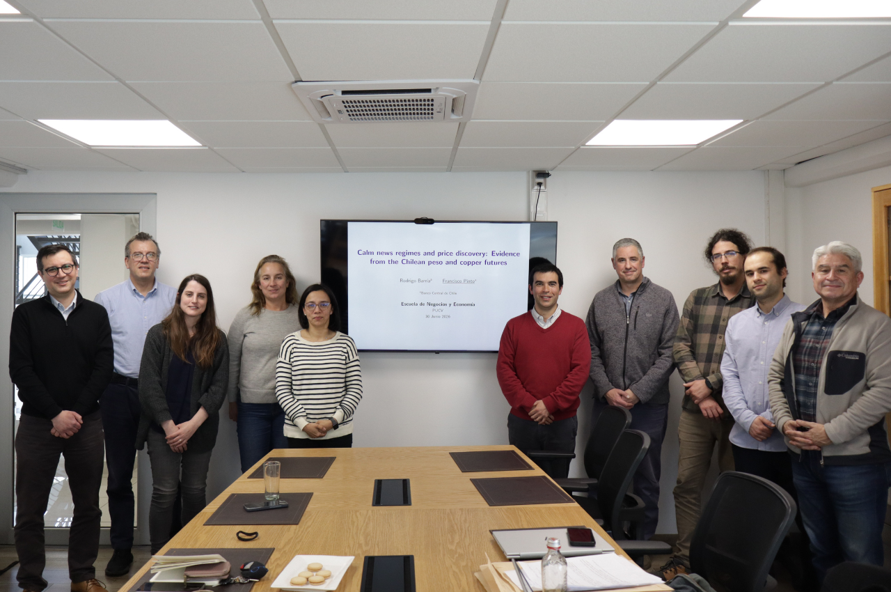 Francisco Pinto expone en sexto seminario de investigación ENE PUCV 