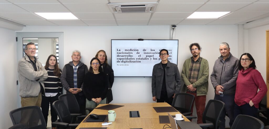 Cuerpo docente y el estudiante Adrián Alvizo en el cuarto seminario de investigación.