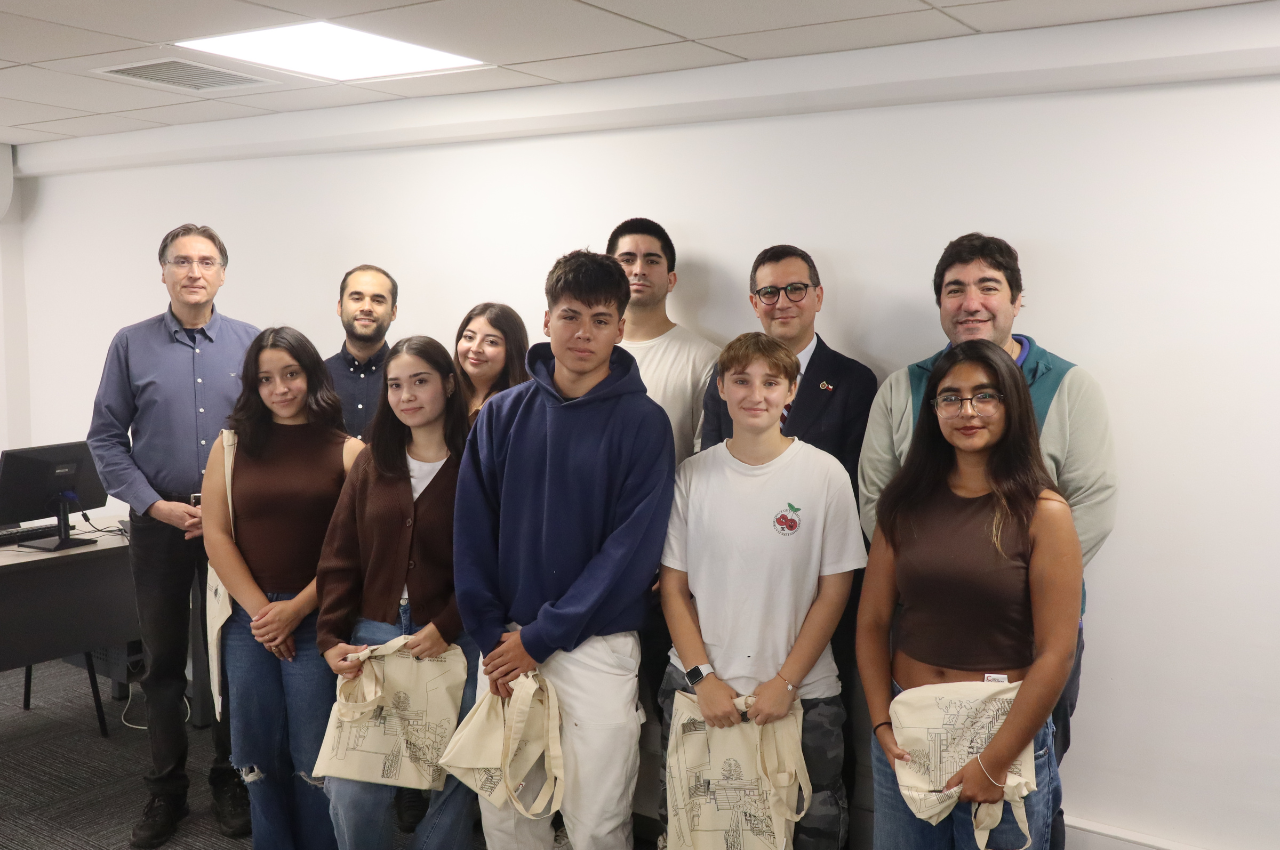 Mejores puntajes de ingreso a Ingeniería Comercial 2026 comparten desayuno con equipo directivo de la Escuela