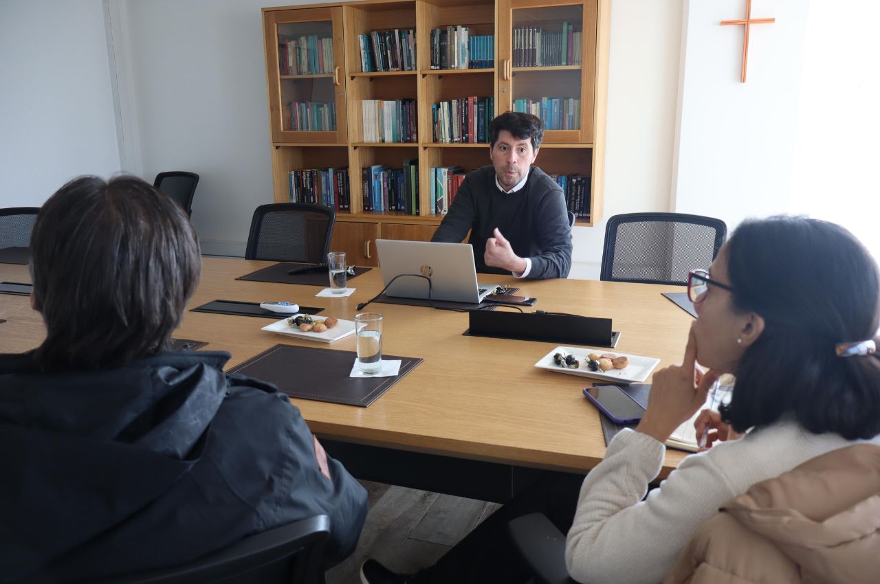 Profesor Pablo Aceitón expone en 2° seminario de Investigación de 2025