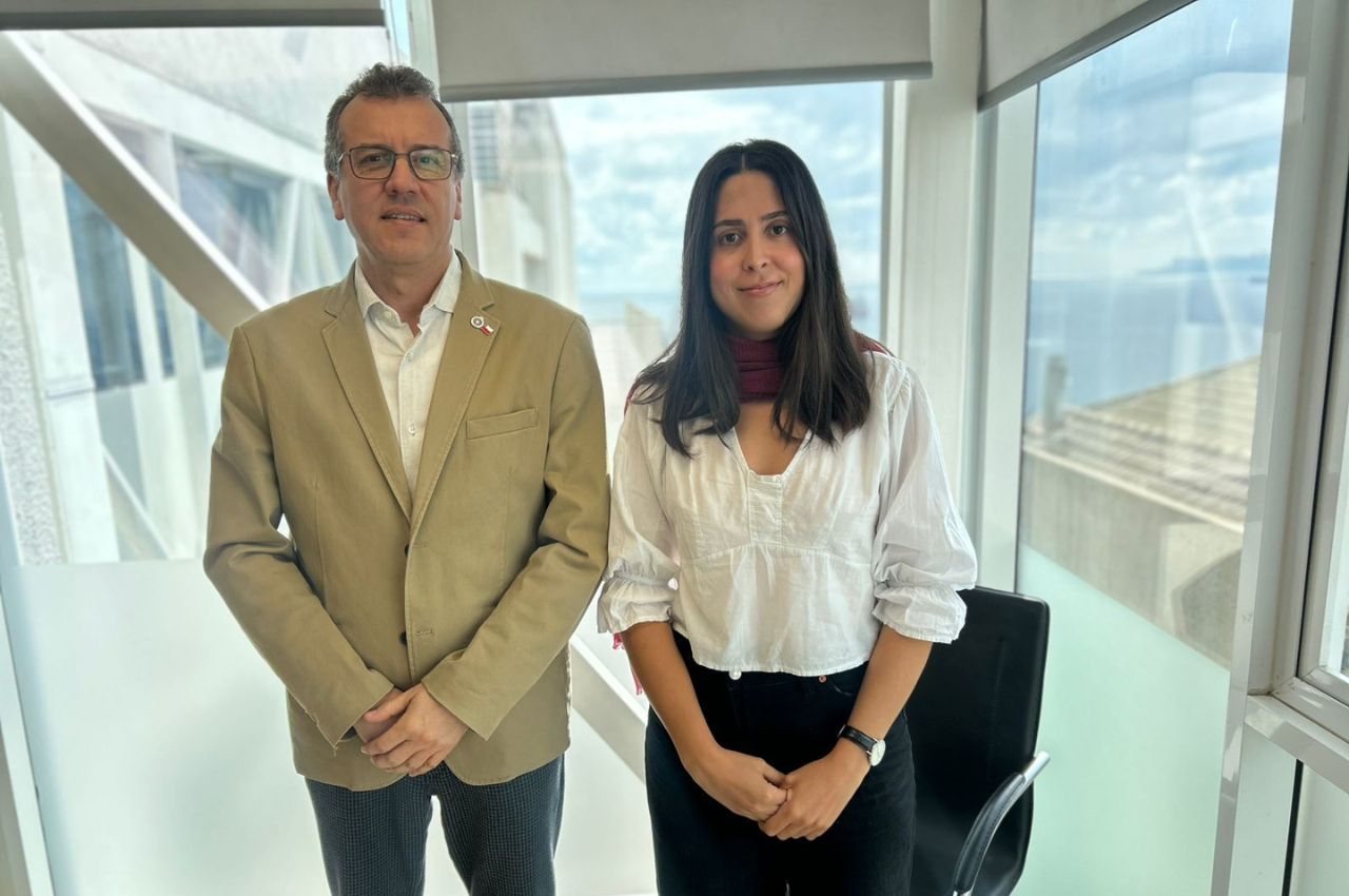 Profesora de la Universidad de Almería se reúne con académicas y académicos de la Escuela de Negocios y Economía