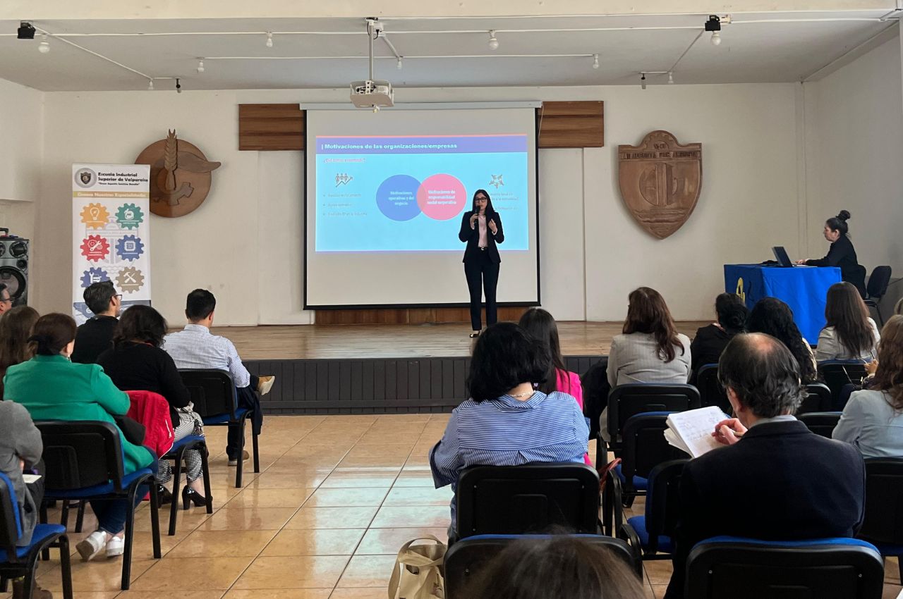 Profesora Paulina Bravo presenta resultados de investigación sobre vinculación de liceos TP con el sector productivo en las prácticas profesionales